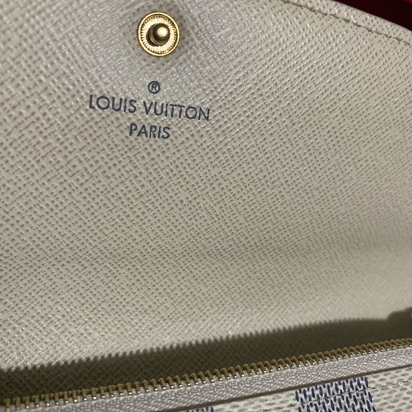 Luis Vuitton Damier Azur Emilie Wallet - Picture 10 of 10
